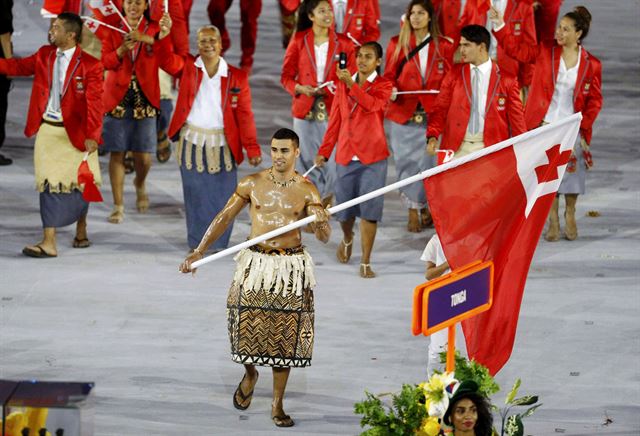 리우올림픽 개막식에서 통가 국기를 들고 입장하는 피타니콜라스 타우파토푸아.