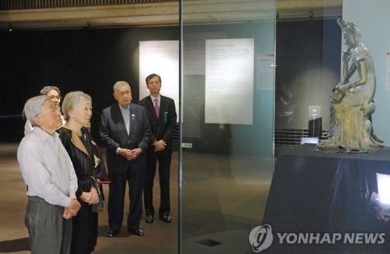 아키히토(明仁) 일왕이 지난해 일본 도쿄국립박물관에서 한국 국보 78호 금동반가사유상을 감상하고 있다. [사진=연합뉴스]