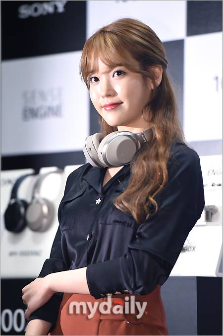 ▲ 아이유 '헤드셋 걸치고 미소'