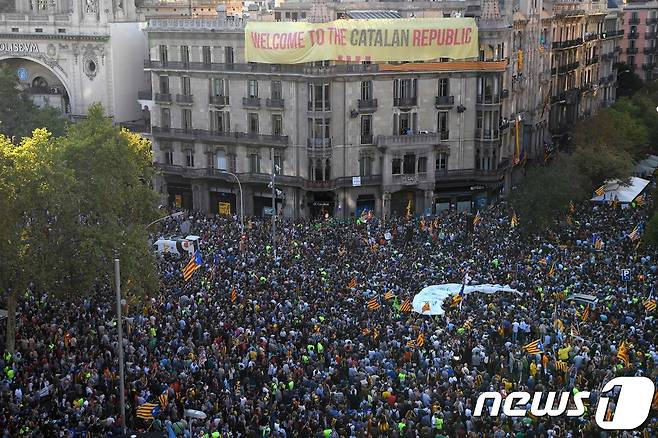 20일(현지시간) 카탈루냐의 스페인 분리독립을 지지하는 시민들이 바르셀로나 정부청사 앞에서 대규모 시위를 벌이고 있다. 스페인 중앙정부는 앞서 독립 움직임을 불법으로 규정하고 카탈루냐 자치정부 관계자 10여명을 체포했다. © AFP=뉴스1