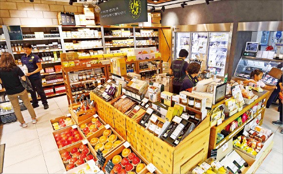 20일 서울 마포구 초록마을 마포점에서 소비자들이 식재료를 사고 있다. 초록마을은 지난해 말 462곳으로 2013년 대비 약 28% 증가했다.  /김범준 bjk07@hankyung.com