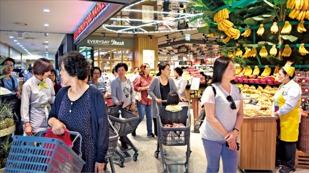 지난 15일 서울 마포구 공덕동에 재단장해 문을 연 롯데슈퍼의 고급형 매장 ‘롯데프리미엄푸드마켓’에서 소비자들이 진열 상품을 살펴보고 있다.  /롯데슈퍼 제공