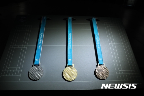 20일(현지시간) 미국 뉴욕 메트로폴리탄 박물관 새클러윙에서 열린 '평화올림픽을 위한 메트로폴리탄 평창의 밤' 행사에서 평창동계올림픽 메달이 공개됐다./사진=뉴시스