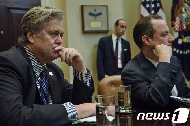 스티브 배넌 전 백악관 수석전략가(왼쪽)와 스티븐 밀러 정책고문. © AFP=뉴스1
