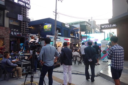 지난 8일 압구정 로데오 거리에서 길거리 공연이 열렸다. /최문혁 기자