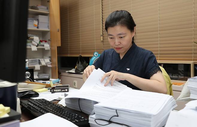 자신의 사무실에서 사건 기록을 검토하고 있는 임은정 검사. 그는 “사건을 처리할 때 상하가 자유롭게 의견을 교환하고 그 과정이 문서 등으로 투명화돼야 한다”고 말했다.   강재훈 선임기자 khan@hani.co.kr