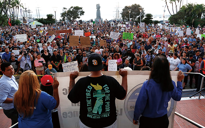 9월5일(현지 시각) 미국 샌디에이고에서 트럼프의 ‘DACA 폐지’ 지시를 규탄하는 집회가 열렸다. © 사진=AP연합