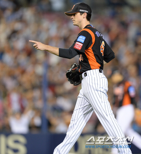 LG 트윈스와 롯데 자이언츠의 2017 KBO 리그 경기가 12일 잠실구장에서 열렸다. 롯데 레일리가 7회말 위기를 무실점으로 막아낸 후 포수 강민호를 향해 손짓하고 있다.  잠실=허상욱 기자 wook@sportschosun.com/2017.09.12/