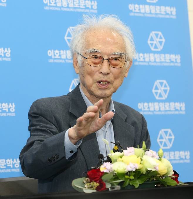 9월17일 제1회 이호철통일로문학상을 받은 김석범 작가가 기자회견을 하고 있다. 은평구 제공