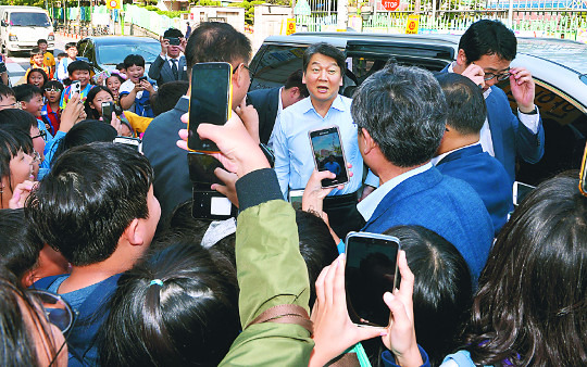 안철수 국민의당 대표가 22일 오후 인천 연수구 옥련재래시장에서 환호하는 초등학생들을 보고 놀란 표정을 짓고 있다. 뉴시스