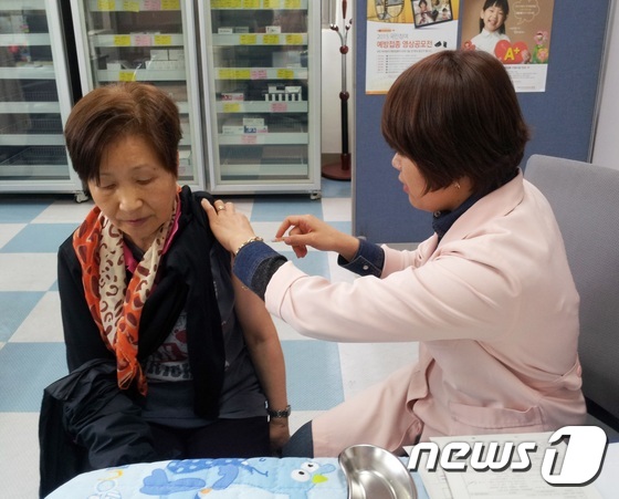 보건소에서 폐렴 예방백신을 접종하고 있는 노인.© News1