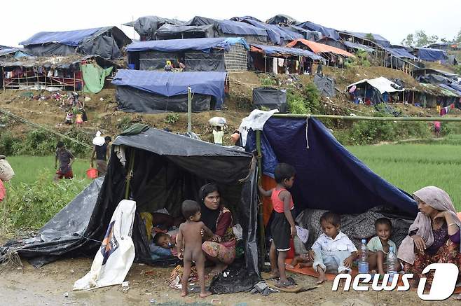미얀마 정부군의 탄압을 피해 이웃국가인 방글라데시로 도망친 소수민족 로힝야족의 모습. © AFP=뉴스1