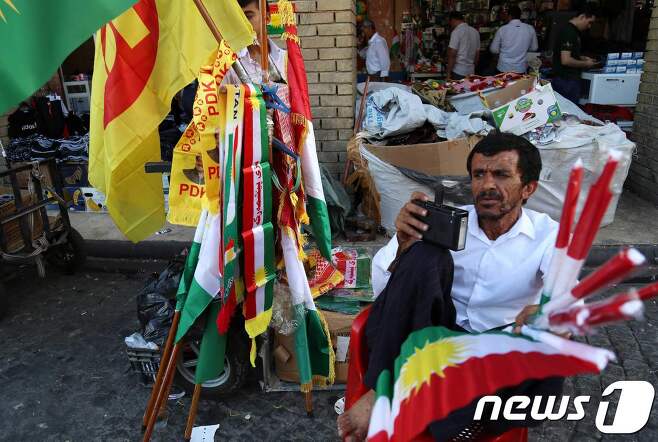 23일(현지시간) 쿠르드 자치지역에서 독립을 상징하는 깃발을 판매하는 상점원. © AFP=뉴스1