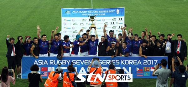 24일 저녁 인천 남동아시아드 럭비경기장에서 열린 ‘2017 아시아 세븐스 시리즈 2차 대회’ 결승전에서 ‘강호’ 일본을 17대12로 꺾고 우승을 차지한 한국 럭비 대표팀이 시상하는 모습이다.