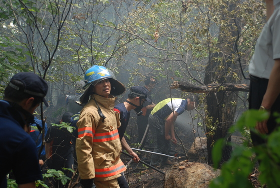 산불 화재를 진압하고 정리 작업을 하고 있는 라문석 소방위. [사진 본인 제공]