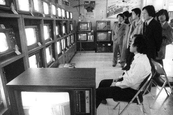 1980년대 정치권력의 방송장악을 상징한 것은 ‘땡전뉴스’였다. 1982년 1월, 시민들이 TV로 전두환 대통령의 국정연설을 지켜보는 모습이다.  경향신문 자료사진