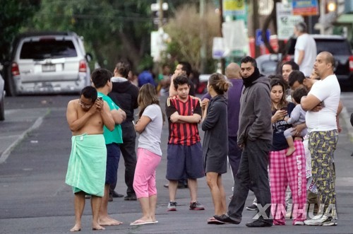 규모 6.1의 지진 경보에 잠옷 바람으로 뛰쳐나온 멕시코시티 시민들 [신화=연합뉴스]
