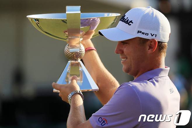25일(한국시간) PGA 투어 챔피언십에서 준우승한 뒤 페덱스컵 우승을 확정지은 저스틴 토마스(미국)가 우승 트로피를 들어보이고 있다. © AFP=News1