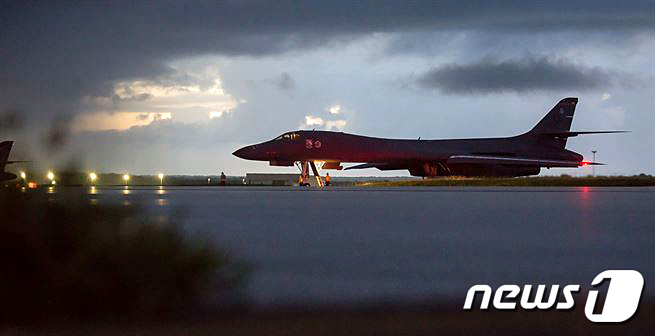 괌 앤더슨 공군기지에서 발진 준비하는 전략폭격기 B-1B랜서. (미 태평양 사령부)  2017.9.24/뉴스1 © News1