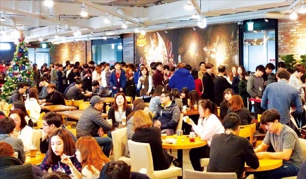 넷마블게임즈 직원들이 서울 구로동 사옥에 있는 직원 편의시설 ‘ㅋㅋ카페’에서 대화하고 있다. 넷마블  제공