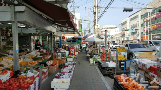 25일 오후 포항 남부시장 인근. 낮 시간대임에도 지나는 사람이 거의 없어 한산하다(사진=문석준 기자)