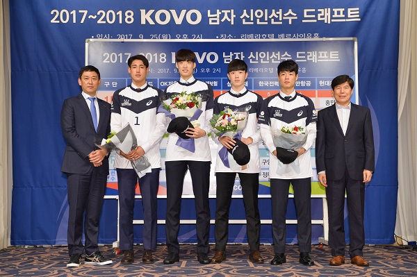 (왼쪽부터) 최태웅 감독, 홍민기, 박준혁, 김지한, 함형진, 신현석 단장.