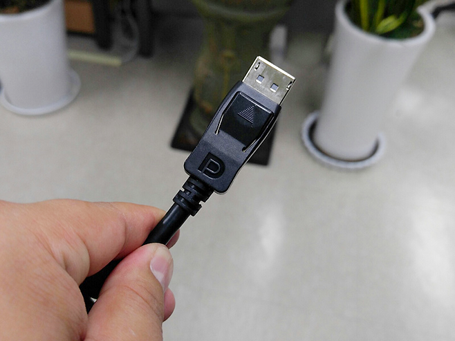 기본 제공하는 DP 케이블을 사용하는 것이 좋다