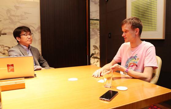 정경민 중앙일보 기획조정2담당이 이더리움을 만든 비탈릭 부테린(왼쪽)과 인터뷰 하고 있다. 20170924.조문규 기자