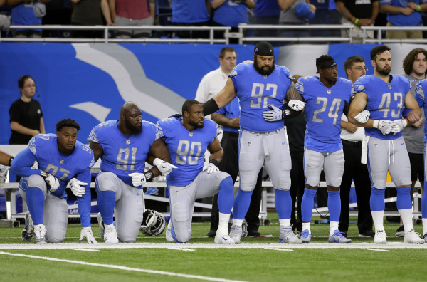 NFL 디트로이트 선수들이 25일 애틀랜타전에 앞서 국가연주 때 무릎을 꿇고 있다. | AP연합뉴스