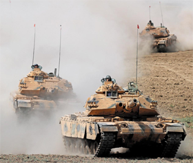 이라크 북부 쿠르디스탄과 접한 터키 국경 지대에서 26일(현지 시각) 터키군이 전차 훈련을 하고 있다. 전날 이라크 내 쿠르드족이 실시한 분리·독립 투표에서 찬성표가 93%를 기록했다. 쿠르드족은 이라크와 터키에 많이 거주하고 있다. /EPA 연합뉴스