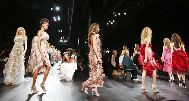 미국 뉴욕에서 린 패션 위크에서 13일 모델들이 마르케사 2018 SS 컬렉션을 선보이고 있다. AP 연합뉴스