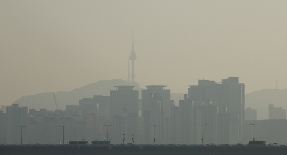 지난 25일 오전 서울 남산타워와 강북 지역의 아파트가 미세먼지와 짙은 안개로 뿌옇게 보이고 있다. 이날 서울 평균 도시대기 미세먼지 농도는 44.4로 보통 수준이었다.연합뉴스