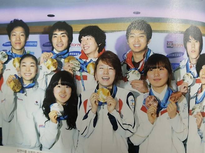 ▲ ▲2010년 밴쿠버 동계 올림픽 한국 메달리스트들. 이 대회 전체 메달 14개 가운데 5개를 김연아(앞줄 왼쪽에서 첫 번째) 이상화(앞줄 왼쪽에서 세 번째) 등 여자 선수들이 획득했다. ⓒ대한체육회