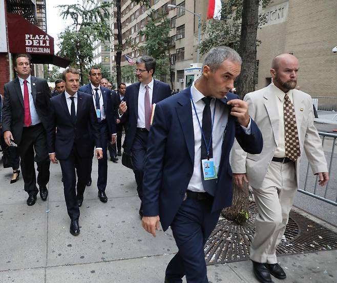 프랑스 에마뉘엘 마크롱 대통령(왼쪽에서 둘째)도 18일 미국 뉴욕 교통 체증이 심해 걸어서 이동했는데, 주변 경호원들은 모두 양복 상의 단추를 채우지 않았다./AFP 연합뉴스