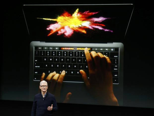 팀 쿡 애플 CEO가 2016년 10월 27일(현지시간) 미국 캘리포니아주 쿠퍼티노 본사에서 신제품 설명회를 열고 '터치 바(Touch Bar)'를 장착한 새로운 '맥북 프로(MacBook Pro)' 노트북을 공개했다.