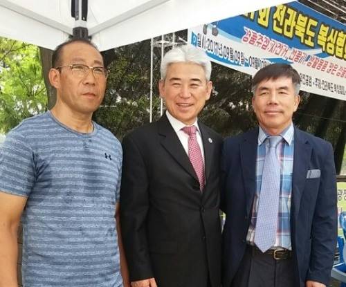 왼쪽부터 이철승 관장, 남용우 회장, 문성길 챔프.