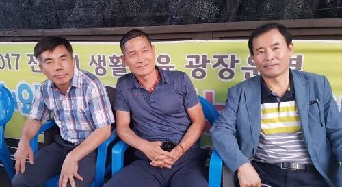 왼쪽부터 문성길 챔프, 홍성식 씨, 강월성 감독.