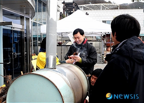 【전주=뉴시스】 지난 2009년 전북 전주전통문화센터에서 군고구마를 판매하고  있다. /김성수기자 ikss@newsis.com