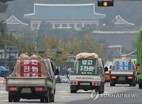 (서울=연합뉴스) 박동주 기자 = 10일 오후 쌀값 3천원 쟁취 등을 위한 농민 결의대회에 참석하기 위한 전농 차량 행렬이 서울 광화문 쪽으로 향하고 있다. 2017.10.10 pdj6635@yna.co.kr