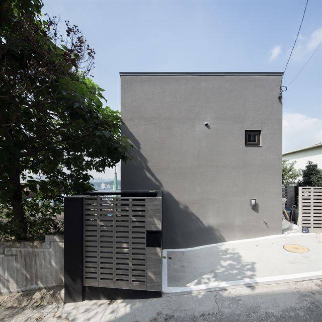 성북동 산동네의 ‘더 그레이’. 길에서 돌아앉은 듯한 이 집은 세상의 소음으로부터 벗어나고 싶어한 50대 독신자가 지은 산꼭대기 요새다. 이한울(에이플래폼) 제공