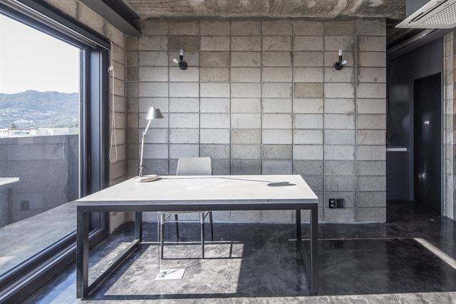 골목 쪽으론 최소한의 창만 내고 전망이 좋은 남서쪽으로 전면창을 냈다. 테이블은 싱크대의 남은 콘크리트 상판으로 만든 것. 이한울(에이플래폼) 제공