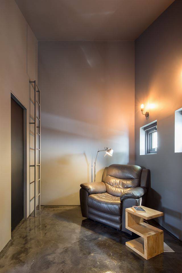 서가 앞 작은 거실. 1인용 소파를 두고 독서를 하거나 차를 마시는 공간이다. 사다리를 타고 올라가면 작은 창고가 나온다. 이한울(에이플래폼) 제공