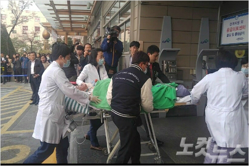 2016년 4월 10일 흑석동 중앙대병원에 도착해 응급실로 이송되고 있는 故 하상숙 할머니. (사진=강혜인 수습기자)