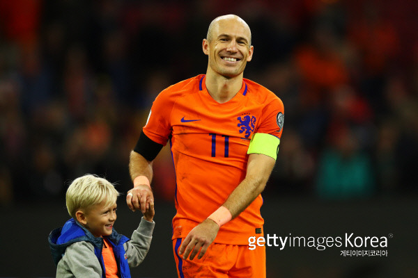 네덜란드 아르연 로번이 11일 러시아월드컵 유럽예선 스웨덴과의 최종전을 마친 뒤 아들과 함께 그라운드를 돌고 있다. 사진/Getty Images코리아