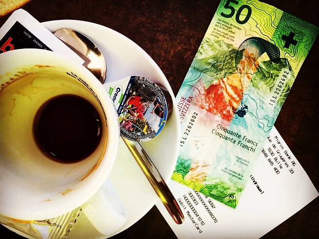 논쟁의 자리에 있어 커피는 알코올의 유일한 대안이다. 중세 교회는 커피를 악마의 열매로 규정했었지만, 커피와 카페 문화는 인본주의 토론과 프랑스 혁명의 구심점이자 가장 강력한 무기였고, 교회가 우려한 그 일은 결국 커피에 의해 일어났다.© News1