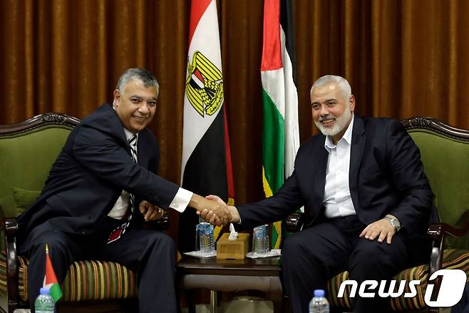 팔레스타인 무장정파 하마스 최고지도자 이스마일 하니야(왼쪽)와 칼리드 파우지 이집트 정보부 장관. © AFP=뉴스1
