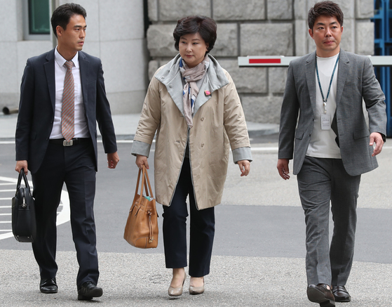 서해순 씨는 집 앞에 취재진이 몰리자 출석예정 시간보다 1시간 늦은 오후 2시경 서울경찰청에 도착했다.
