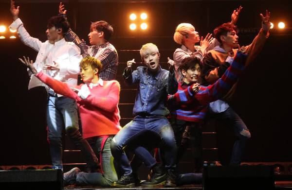 ‘프로듀스101 시즌2’ 출신 그룹 레인즈가 12일 오후 서울 광진구 에스24라이브홀에서 미니앨범 ‘선샤인’ 발매 쇼케이스 무대를 선보이고 있다. 사진 연합뉴스