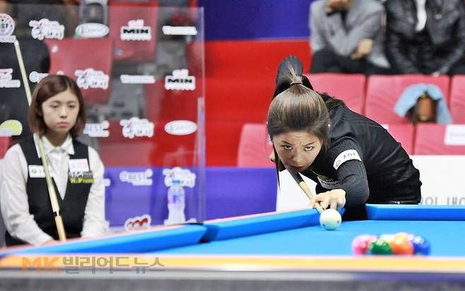 "포켓여제" 김가영이 대만의 신예 리 후신 유를 꺾고 32강에 선착했다. 두 선수의 경기 모습.