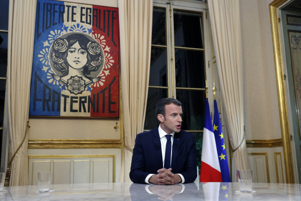 에마뉘엘 마크롱 프랑스 대통령이 15일(현지시간) 파리 엘리제궁에서 방송 인터뷰를 하고 있다. 파리|EPA연합뉴스